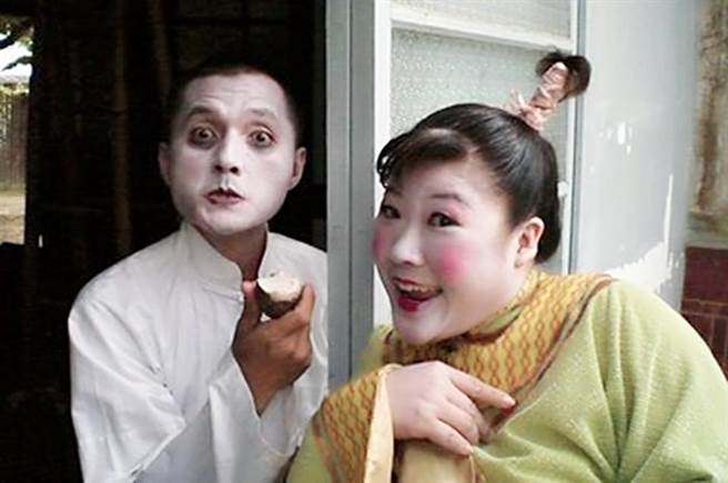 蔡湘宜（右）po出与李志祥一起演鬼的合照。（摘自脸书）