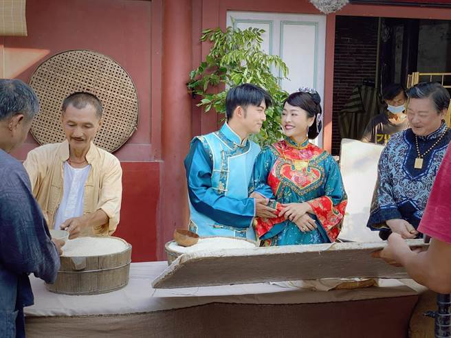 唐玲也对李志祥（左二）的认真敬业印象深刻。（摘自唐玲脸书）