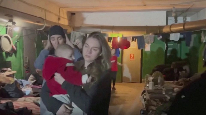 马立波亚速钢铁厂内躲避战祸的难民，食物短缺，两个月暗无天日。(图/路透社)