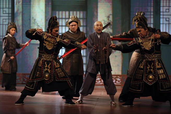 孙翠凤剧中遭刑求夹手指。（大爱电视台提供）