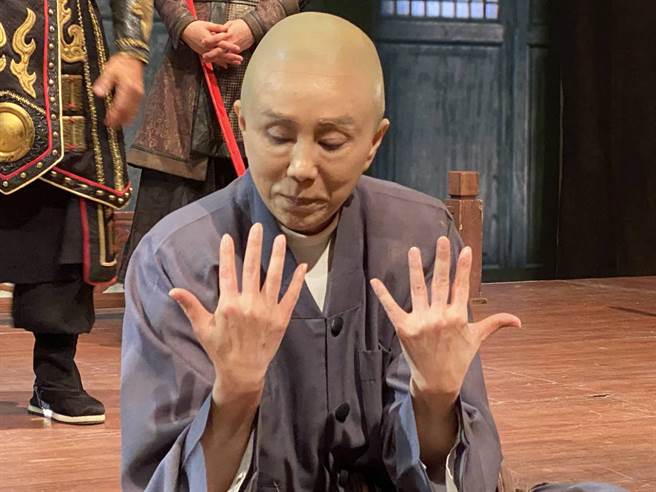 孙翠凤剧中遭刑求夹手指，事后全瘀青。（大爱电视台提供）