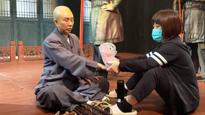 孙翠凤剧中遭刑求夹手指，赶紧冰敷。（大爱电视台提供）