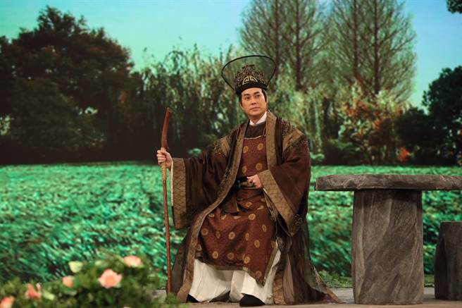 林健寰献出歌仔戏处女秀。（大爱电视台提供）