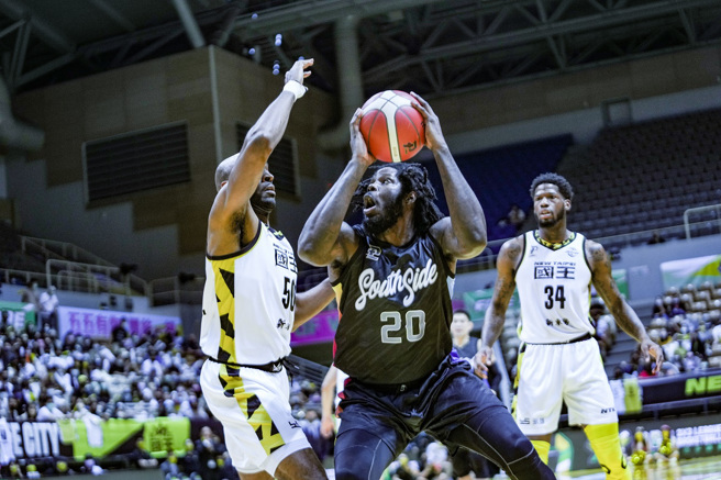 高雄鋼鐵人班尼特（中）狂轟37分、19籃板，助隊客場擊敗新北國王。（高雄鋼鐵人提供）