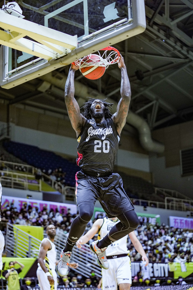 班尼特大秀灌籃美技。（高雄鋼鐵人提供）