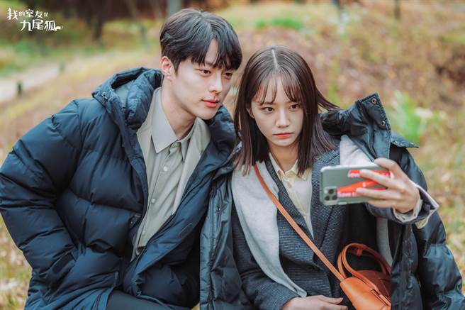 《我的室友是九尾狐》由惠利（右）、张基龙领衔主演。（卫视中文台提供）