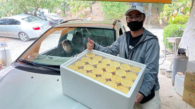 民眾自願幫忙載送芒果冰淇淋到教養院、育幼院。(王世杰提供／劉秀芬台南傳真)