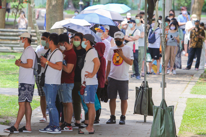 本土病例屡创新高，指挥中心指挥官陈时中预估月底将破万例。图为桃园市社区採检站，民眾排对等候挂号採检。（陈麒全摄）