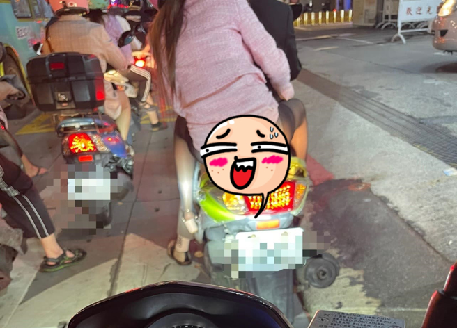 有名騎士看到前方機車後座正妹裙子曝光，露出內褲及黑絲襪，開玩笑稱「差點回不了家」。（翻攝自臉書爆廢公社）