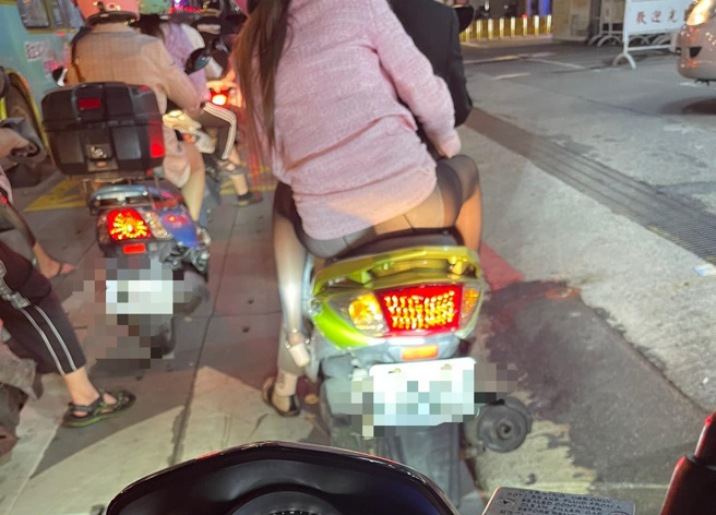 有名騎士看到前方機車後座正妹裙子曝光，露出內褲及黑絲襪，開玩笑稱「差點回不了家」。（翻攝自臉書爆廢公社）