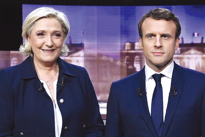 馬克宏（Emmanuel Macron，圖右）力抗對手雷朋（Marine Le Pen，圖左），雙方均全力積極爭取基本盤以外的支持。圖／美聯社