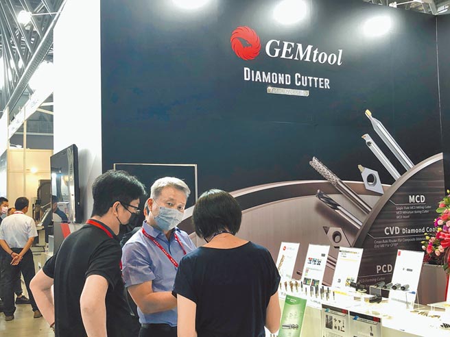 聖釭公司總經理邱建中（右二）圖文／郭文正