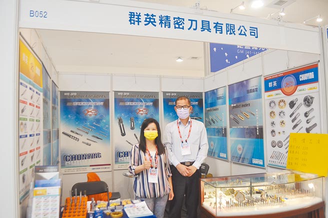 群英精密刀具公司总经理陈世英（右）图文／郭文正