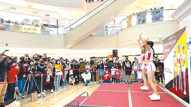 大叶高岛屋每逢举办味全龙球星见面会，总吸引不少球迷共襄盛举，带动入馆人潮。图／大叶高岛屋提供