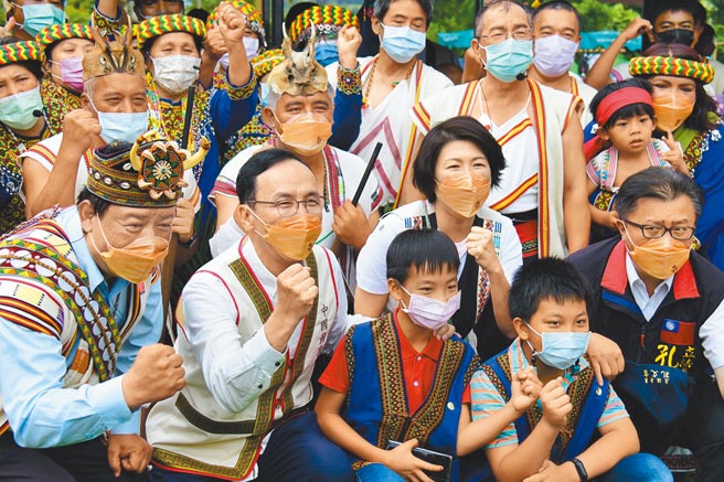 国民党主席朱立伦（前排左二）23日参加台东县延平乡布农族打耳祭，受到族人热烈欢迎。朱立伦表示，地方办活动都努力做好防疫，但中央防疫政策仍犹豫不决，希望中央尽快做决策。（庄哲权摄）