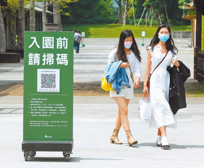 国内新冠确诊病例23日再创新高，面对升高疫情，民眾未来只能接受与病毒共存，华山园区内到处可见的实联码，及戴着口罩的民眾，揭示着面对疫情的新形态。（粘耿豪摄）