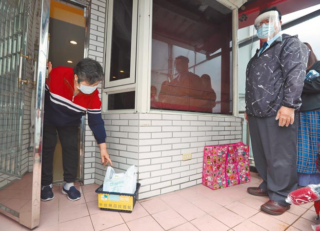 新冠肺炎疫情持續擴大，本土每天新增千例確診，台北市20日開始，12個行政區只要是確診者，原則上居家治療，用電話通知，並由藥師親自送藥品到宅。位於北市的博醫仁愛藥局20日由藥師示範，將處方藥品送至民眾家外。（鄭任南攝）