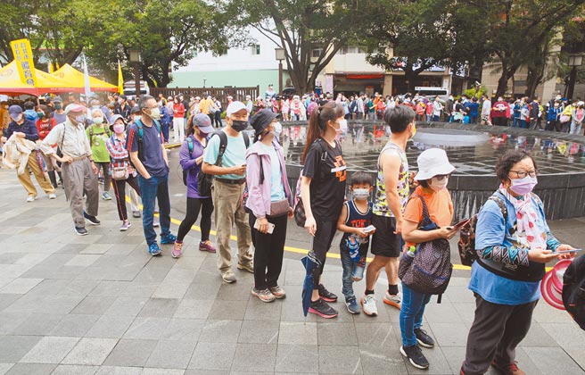 国内新冠确诊病例23日再创新高，面对升高疫情，民眾未来只能接受与病毒共存。图为台北市如期举「北投亲子健行，许多民眾扶老携幼从北投公园排队出发。（张铠乙摄）