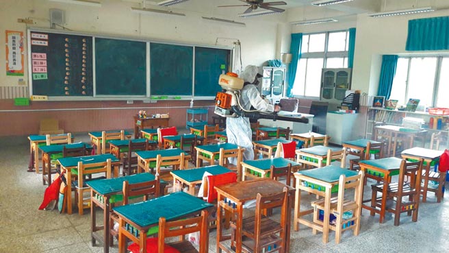 台南市長黃偉哲宣布，25日起國小校園暫停對外開放，圖為國小傳出有確診案例後，展開校園大清消。（台南市教育局提供／曹婷婷台南傳真）