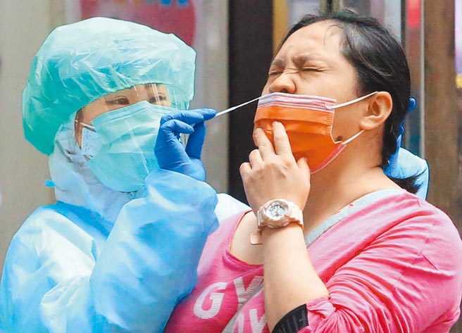 校园疫情更烧不停，台北市副市长黄珊珊23日表示，受影响必须居家隔离或停课的师生，单日多出上万人，照这个速度很快就会全北市都停课。图为民眾筛检的画面。（赵双杰摄）