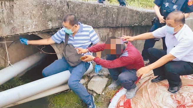 吳姓混凝土司機（中）犯案後帶斗六分局副分局長黃仁男（右一）等員警到一處產業道路的涵洞縫隙內起出作案的改造槍枝。（斗六分局提供／周麗蘭雲林傳真）