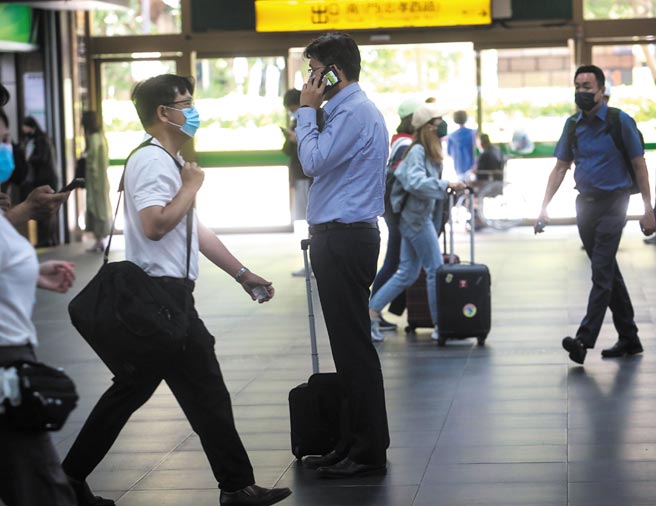 根據主計總處最新統計，3月失業率3.66%，但20至24歲青年失業率竟高達12.48%。圖為在台北車站通勤的上班族。（中央社）