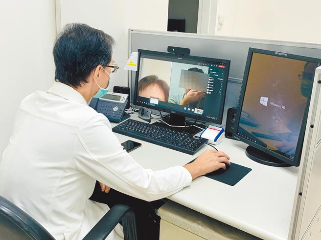 高血压患者感冒时，担心感冒药和降血压药同时吃会伤身，就自作主张停药，但医师警告，感冒时身体发炎反应会造成血压上升，就医时应主动告知正在服用的药物，以利医师判断开药。图为医师视讯看诊。（北医附医提供）