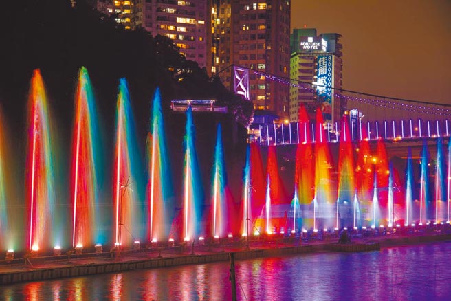 碧潭水舞秀打出台湾平安字样，希望民眾共同防疫，一起迈向正常生活。（新北市观旅局提供／陈慰慈新北传真）