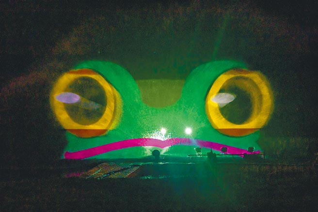 碧潭水舞首波推出以和美山的自然风光与在地物种为故事主轴的「和美仙境」，述说在地的自然生态故事，可爱的翡翠树蛙在双水幕之间穿梭。（新北市观旅局提供／陈慰慈新北传真）