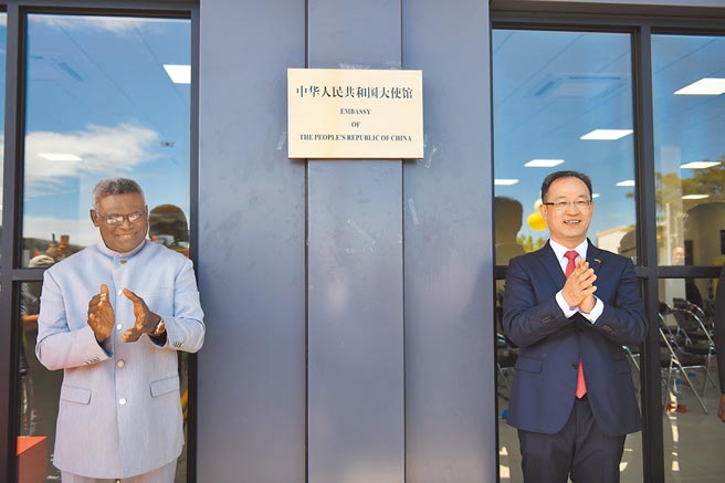 2020年9月21日，中國駐索羅門群島大使館在荷尼阿拉（Honiara）舉行開館儀式，中國駐索大使李明（右）與索羅門群島總理蘇嘉瓦瑞出席。 （新華社）