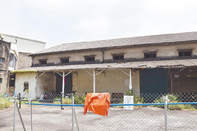 原台湾省粮食局头份粮仓已由苗栗县政府列入县定歷史建筑。（谢明俊摄）