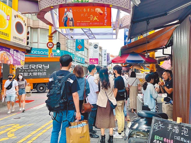 台南市着名人潮景点国华街23日仍有游客排队吃美食。（程炳璋摄）