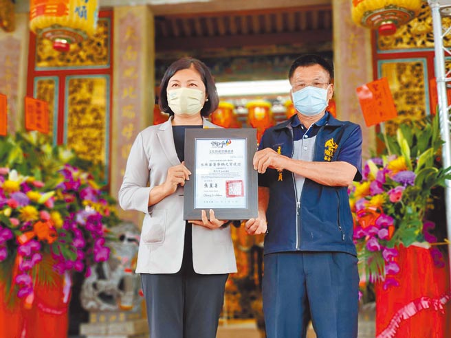雲林縣水林鄉蕃薯厝順天宮主委洪明信（右）23日從縣長張麗善（左）手中接下「雲林縣民俗」證書。（雲林縣文觀處提供／周麗蘭雲林傳真）