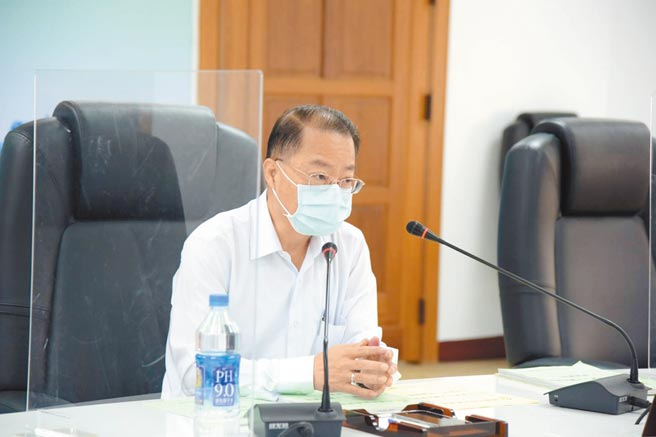 高雄市警察局長黃明昭以分流分層及視訊方式，親自主持「111年第1次廉政會報」，會議中並通過多項廉能政策。（翻攝照片／洪靖宜高雄傳真）