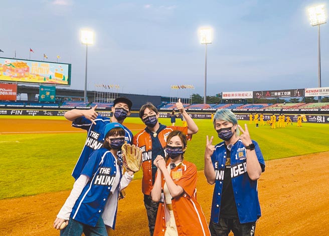《飢餓遊戲》主持群峮峮（前排左起）、豆花妹、王仁甫、許孟哲（後排左起）、孫協志前進洲際棒球場錄影。（中視提供）