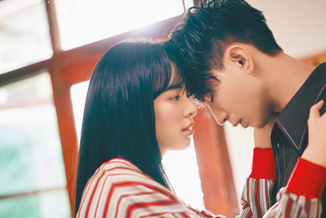 柏霖（右）日前拍摄新歌MV，献出萤幕初吻，互动亲密。（索尼音乐提供）