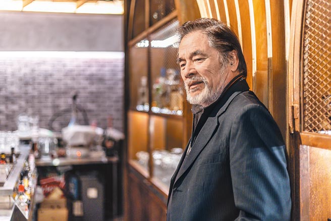 雷洪最近為新戲蓄鬍，外型被誇有台版史恩康納萊的味道。（羅永銘攝）