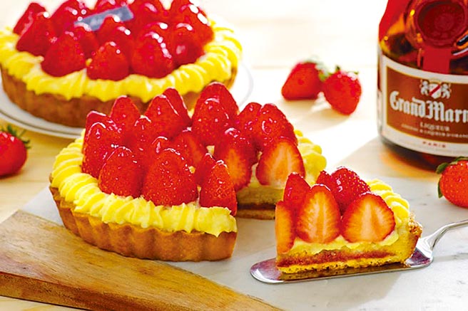 OKmart携手LS手作甜点开卖法式草莓卡士达塔，宅配价880元。（OKmart提供）