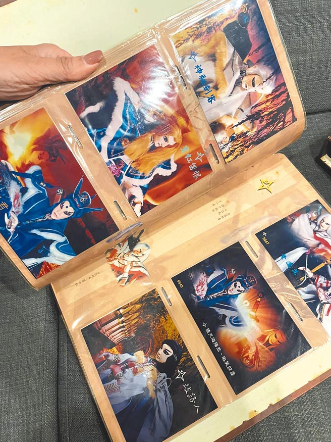王心恬秀出珍藏多年、已绝版的珍稀霹雳人物卡。（王心恬提供）