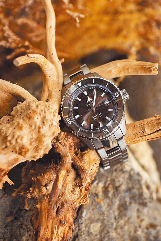 材质大师Rado瑞士雷达表的品牌DNA更是贯彻了这永恒不变的法则，歷时60年致力于创新设计以及高科技材质研发及运用，于今年推出全新－Captain Cook库克船长高科技陶瓷潜水腕表（见图）。（Rado提供）