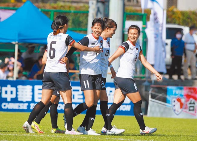 花莲卓莉萍（11号）在上半场终了前率先攻破台中蓝鲸大门，与队友开心庆祝。（中华足协提供）