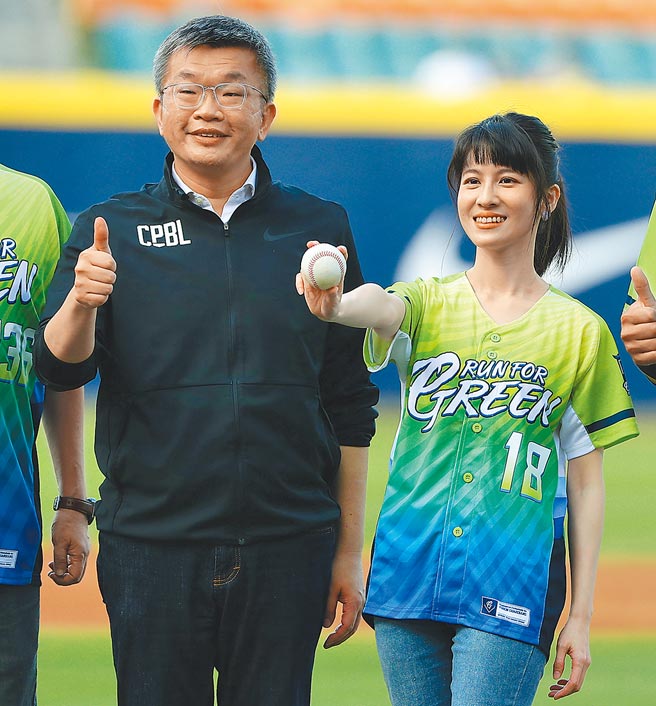 职棒富邦与味全之战，赛前特邀中华职棒大联盟会长蔡其昌（左）与演员连俞涵参加开球仪式。（季志翔摄）