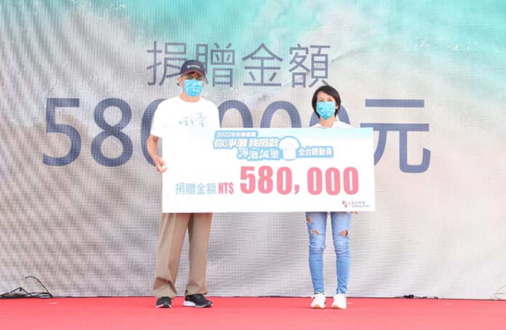 和泰集團捐贈58萬元環保教育經費予「台灣咾咕嶼協會」，和泰汽車董事長黃南光（左）代表捐贈予台灣咾咕嶼協會秘書長張欣怡（右）。（和泰汽車提供）