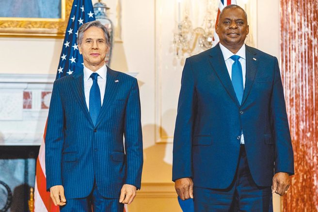 美國國務卿布林肯（左）和國防部長奧斯汀（右）24日訪問基輔，與烏克蘭總統澤倫斯基舉行會談。（路透）