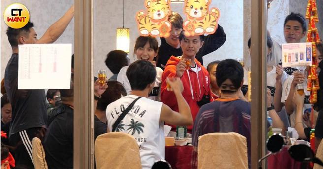 王子日前和《全明星运动会3》的战友们一起到海产店庆功。（图／本刊摄影组）