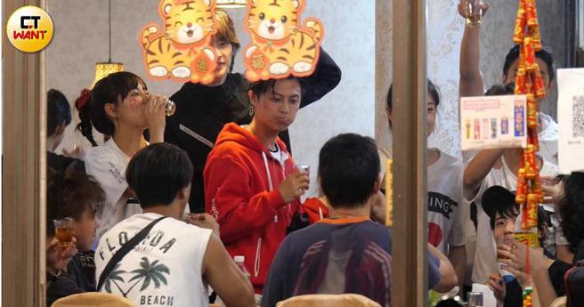 大口乾杯的王子表情十足。（图／本刊摄影组）