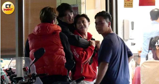 喝完酒后王子走到店门口聊天，跟王庭匀上演环抱戏码，表情十分愉悦。（图／本刊摄影组）