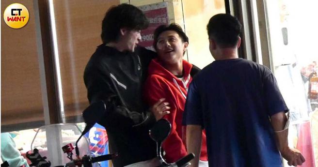 王子和王庭匀互看的眼神充满了电力，这画面彷佛在看BL剧。（图／本刊摄影组）