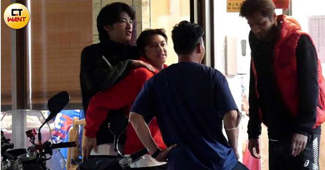 要结束聚会前，王庭匀捏了捏王子的肩膀，王子也回拍王庭匀的屁股，感情有够好。（图／本刊摄影组）