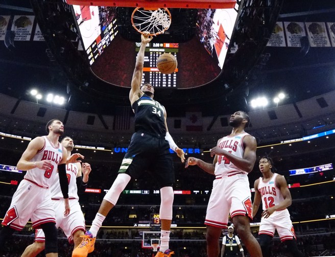 阿提托康波(中)在篮下轻松灌篮取分。(路透)